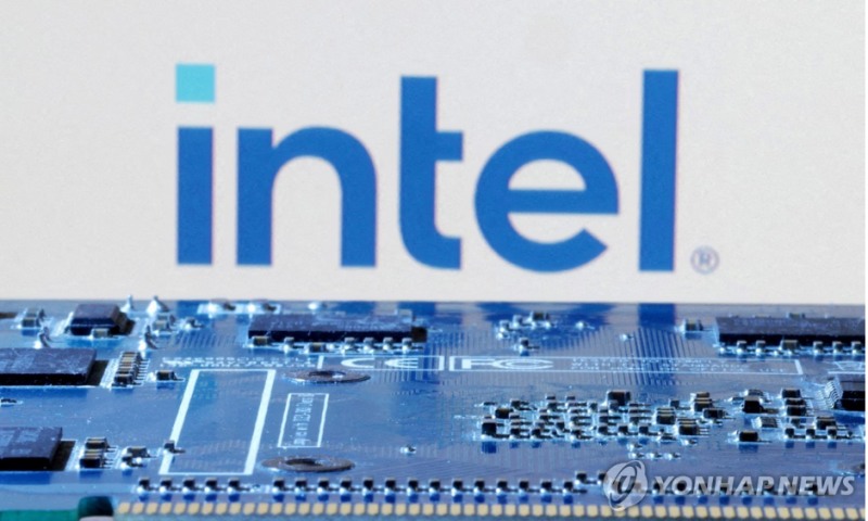 인텔 주가가 18일(현지시간) 연방정부의 신규 자금 투입이 아닌 반도체법 보조금의 주식 전환 가능성이 알려지자 실망 매물이 쏟아지며 3.7% 하락했다. 사진=로이터통신, 연합뉴스