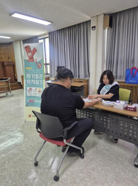 지난 6월 금산군우체국에서 진행된 ‘찾아가는 직장in 심뇌혈관질환 예방관리’ 상담 모습 (충남 금산군 제공)