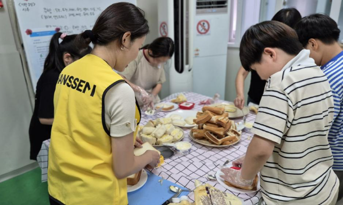 경기도 시흥시 늘사랑 지역아동센터에서 진행된 ‘함께한끼’ 행사에서 한샘 임직원들이 아이들과 함께 간식을 만들고 있다.