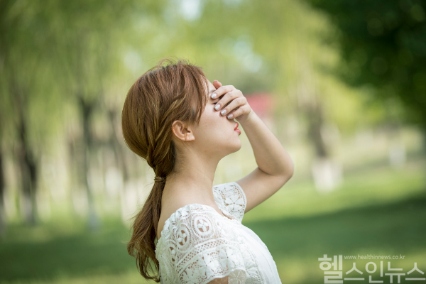 강한 자외선은 백내장과 황반변성을 유발할 수 있어, 여름철엔 눈도 자외선 차단이 꼭 필요하다. (클립아트코리아)
