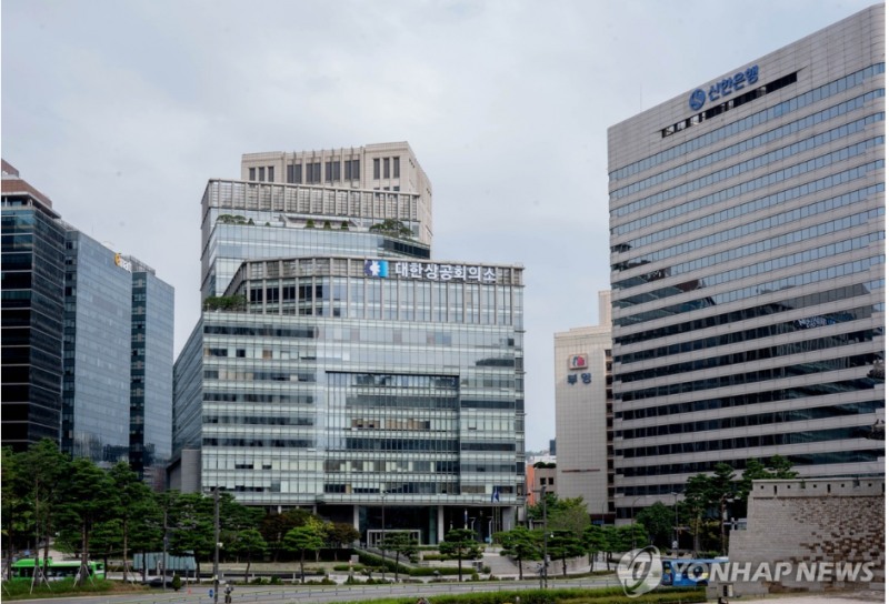 국민 10중 6명은 여당이 밝힌 '노란봉투법'의 8월 임시국회 처리에 반대하는 것으로 나타났다. 사진=대한상의, 연합뉴스