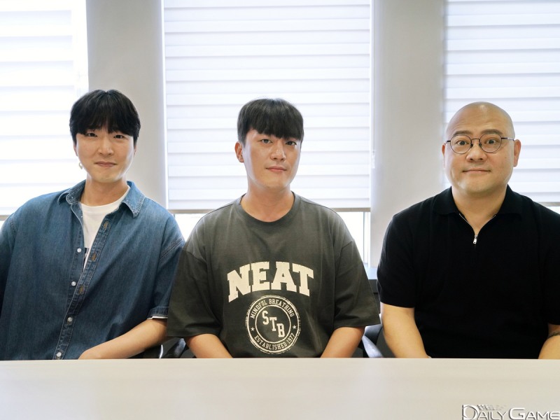 서든어택 챔피언십의 목소리를 담당하는 '그니' 해설위원과 김규환 캐스터, 온상민 해설위원.
