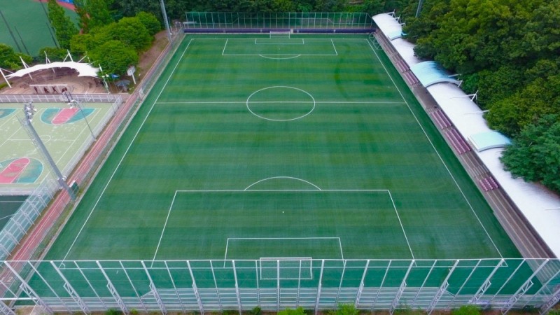 새로운 인조잔디를 설치한 석수체육공원 축구장