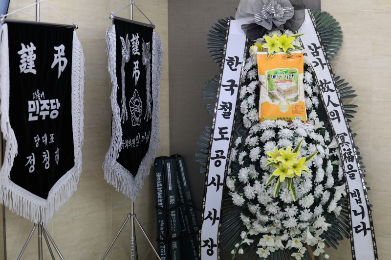 19일 경북 청도군 청도대남병원에 장례식장에 마련된 청도 무궁화호 열차사고 사망자 빈소에 한문희 한국철도공사 사장이 보낸 화환이 놓여있다./연합뉴스