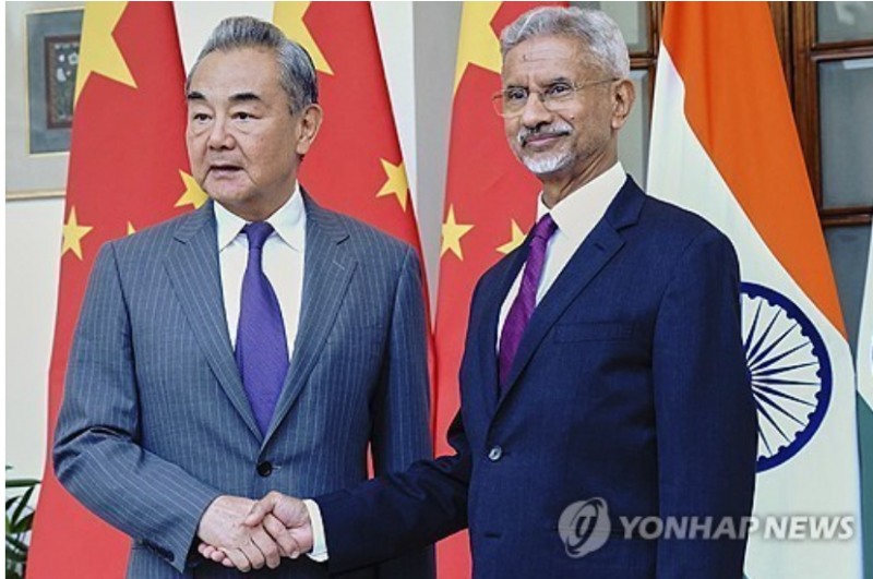 중국과 인도가 2020년 무력충돌이후 5년만에 관계개선에 합의했다. 사진=왕이 외교부장관과 자이산캬르 외교부장관, 인도 외교부제공, 연합뉴스