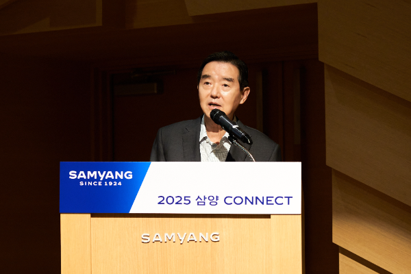 김윤 회장이 19일 판교 삼양디스커버리센터에서 개최한 ‘2025년 SAMYANG CONNECT'에서 상반기 경영 성과와 하반기 전략 방향에 대해 직원들에게 설명하고 있다.