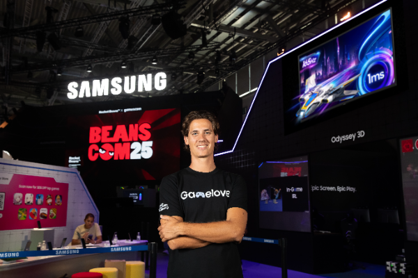 삼성전자 모델이 독일 쾰른에서 열린 '게임스컴 2025(Gamescom 2024)'에서 삼성 부스를 소개하고 있다.