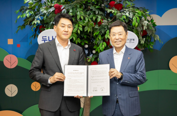 업비트와 사랑의열매가 디지털 자산 기부문화 활성화를 위한 업무협약(MOU)을 체결했다. 사진 왼쪽부터 두나무 오경석 대표, 사랑의열매 김병준 회장