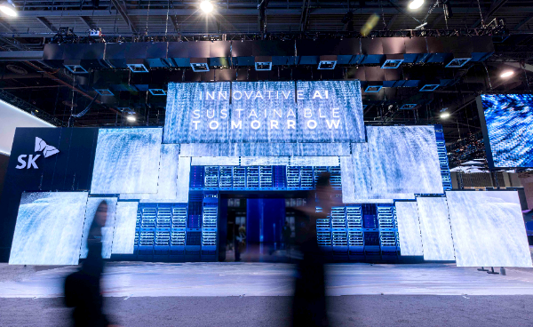 CES 2025 SK그룹 전시관 입구 정면에 설치된 ‘혁신의 문’