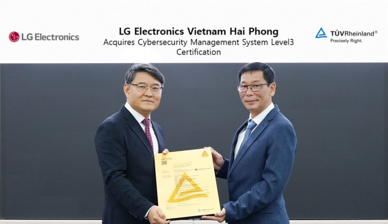 LG전자 문병헌 베트남법인장(왼쪽)과 끼엠 탓 똔(Kiem That Ton) TUV라인란드 베트남 CEO(오른쪽)가 지난 19일(현지시간) LG전자 베트남 하이퐁 생산법인에서 열린 사이버보안 관리체계 레벨3 인증서 수여식에서 기념 촬영을 하고 있다./LG전자