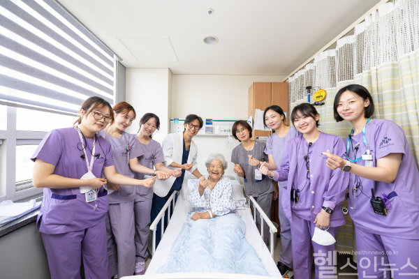 중앙대병원 심장혈관흉부외과팀, 85세 고령 심장판막질환 수술환자 회복 기념 단체사진 (중앙대병원 제공)