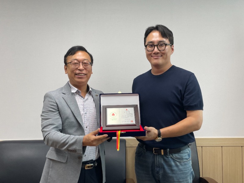 지난 12일, HR그룹㈜ 신호룡 대표이사(오른쪽)가 충북노인종합복지관 김준환 관장(왼쪽)으로부터 ‘충북 나눔 리더’ 인증패를 수여받고 기념촬영을 하고 있다./사진=HR그룹(주) 미디어팀 제공