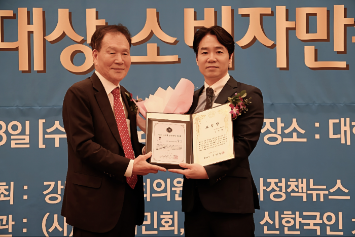 '2025 글로벌 신한국인 의료부문 대상을 수상한 김덕규 제론셀베인 대표(오른쪽)와 김상덕 국제한인경제협력회 이사장이 시상식 후 기념촬영을 하고 있다.