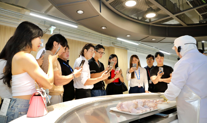 하림 스마트팩토리 견학 프로그램 ‘HCR(Harim Chicken Road)’ 투어에 참석 중인 헬스 인플루언서들의 모습.