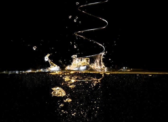 한샘 포시즌에 적용된 블랙 T 스프링의 '오일 템퍼드' 공정.