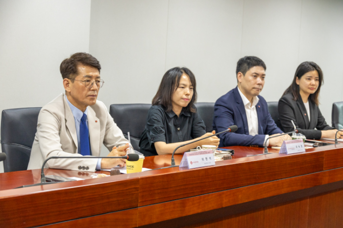 이찬석 롯데장학재단 사무국장(왼쪽에서 첫 번째)과 이숙영 1308 위기임산부상담 서울지역상담기관 기관장(왼쪽에서 두 번째).