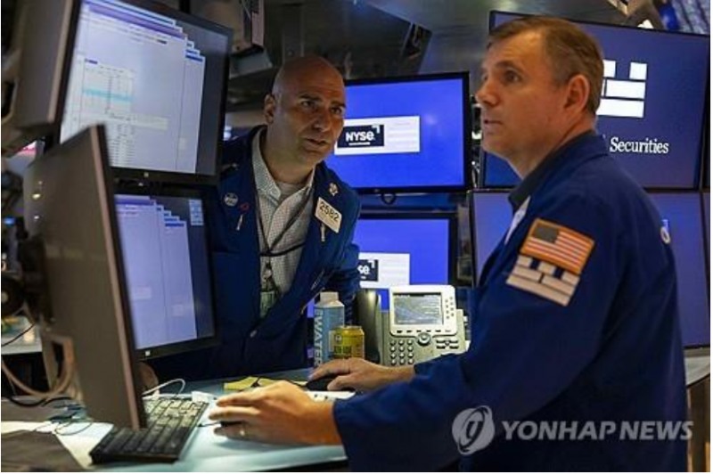 월가에 AI 거품론이 불거지며 반도체주와 빅테크주들이 2거래일째 약세를 이어갔다. 사진=AFP, 연합뉴스