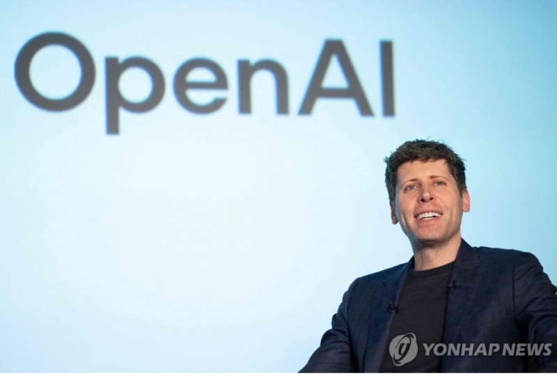 샘 올트먼 오픈AI CEO는 AI 투자 열풍이 과도하다고 지적하며 AI 거품론을 제기했다. 사진=로이터통신, 연합뉴스