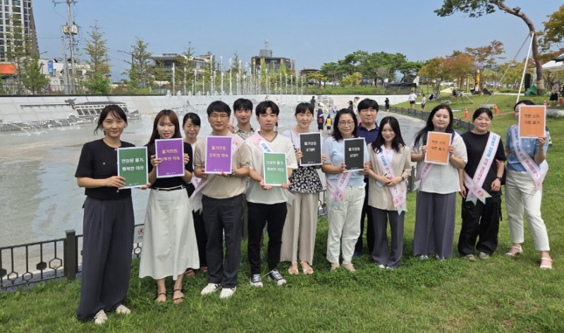 아산시가 아산문화공원 물놀이터에서 시민과 함께하는 물가안정 캠페인을 실시했다.(아산시 제공)