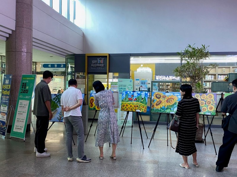 제2회 아산시 발달장애인 그림 전시회가 아산시청 로비에서 전시중이다.(아산시 제공)