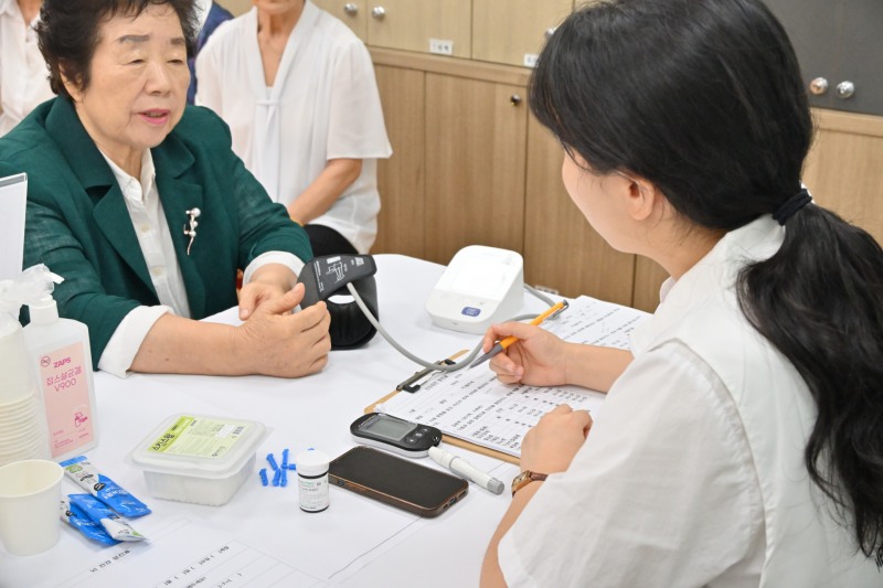 지난 20일 신천지 영등포교회에서 자문회원이 봉사자에게 건강 상담을 받고 있다. (신천지 영등포교회 제공)