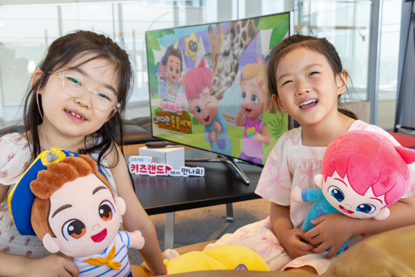 아이들이 KT 지니 TV 키즈랜드에서 키즈랜드 자연백과 시즌4 ‘베베핀: 커다란 동물 세계’를 시청하고 있다.
