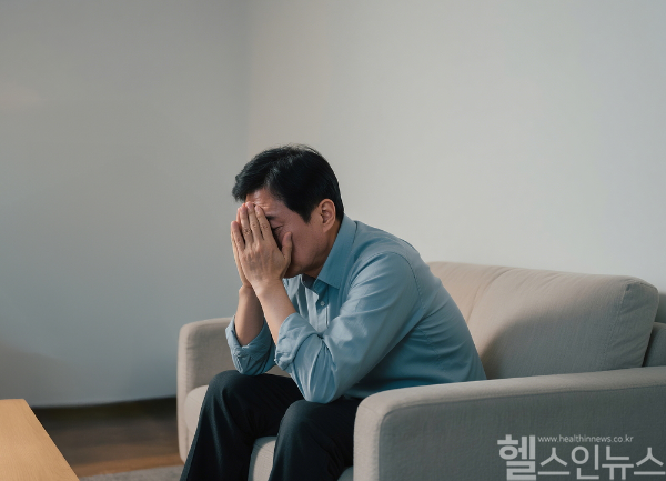 여름철 고온, 탈수, 냉방 환경이 전립선 자극과 염증을 유발해 남성 전립선 건강에 치명적 영향을 끼친다. (클립아트코리아)