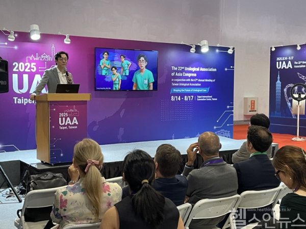 대만에서 열린 아시아 비뇨의학회 UAA 2025에서 조성용 서울대병원 비뇨의학과 교수가 세미나를 통해 자메닉스 로봇수술 경험을 공유하고 있다. (로엔서지컬 제공)