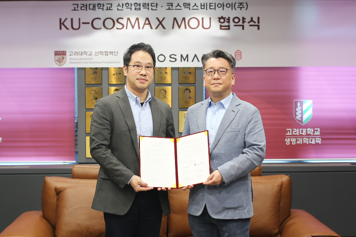 지난 6일 서울 성북구 고려대학교에서 열린 업무협약식에서 이동걸 코스맥스비티아이 MB랩장(왼쪽)과 이병천 고려대 산학협력단 부단장이 기념 촬영을 하고 있다.