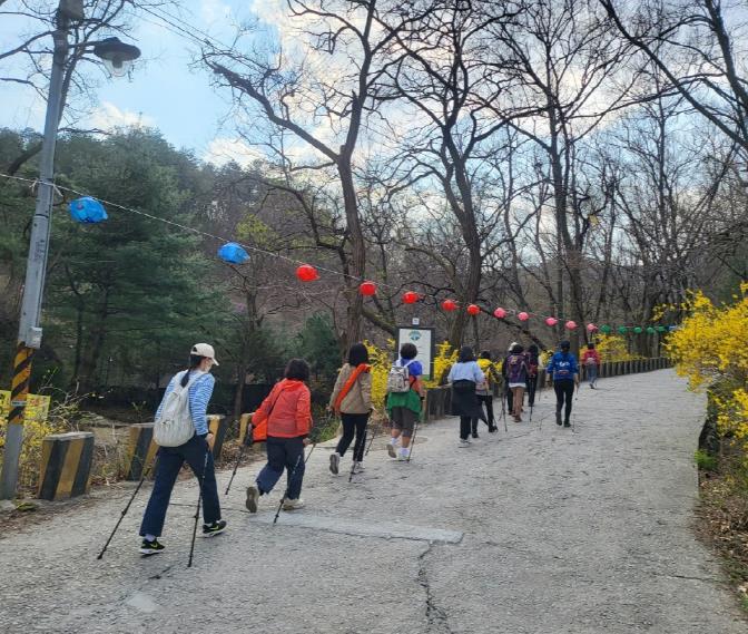 지난 상반기 노르딕워킹 프로그램 사진 (서울 강북구 제공)