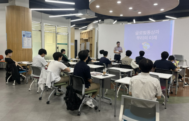 글로벌통상학과 이병문 교수 강의 모습. (사진제공=숭실대)