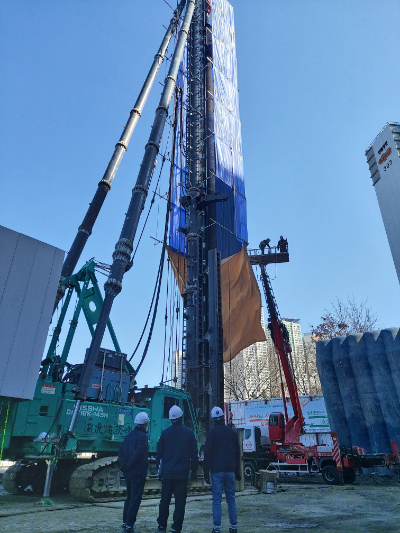 ‘일체형’으로 체결된 본 말뚝과 보조파일을 시공하기 위해 준비하는 모습