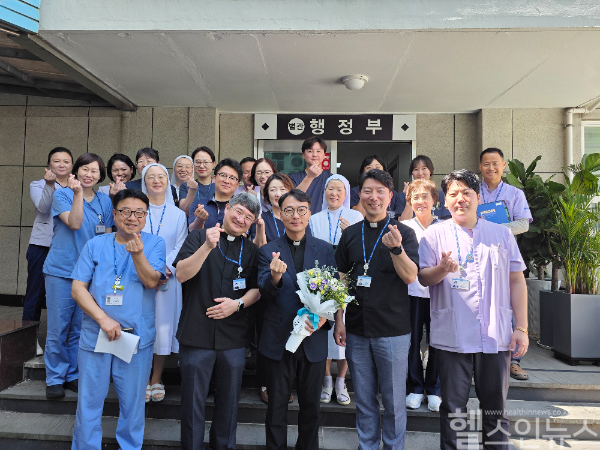 (왼쪽)Fr. 조동진(알베르토) 원목실장, (중앙)Fr. 조성윤(요셉) 행정부원장, (오른쪽)Fr. 김두진(가브리엘) 기획처장 (메리놀병원 제공)