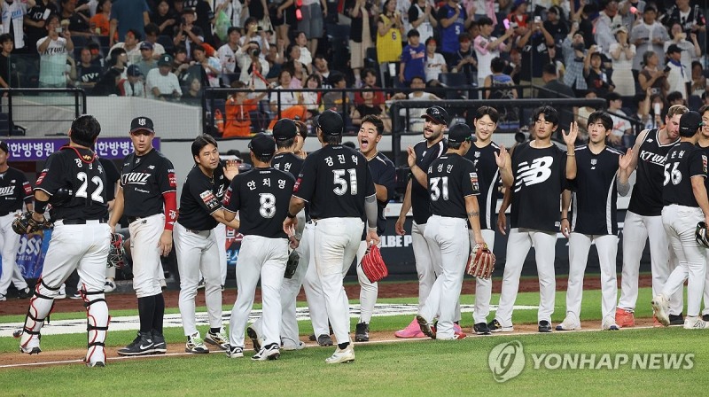승리한 kt 선수들이 기뻐하고 있다. / 사진=연합뉴스