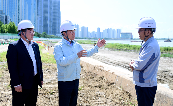 유정복 인천시장, 송도 워터프런트 1-2단계 건설현장 점검