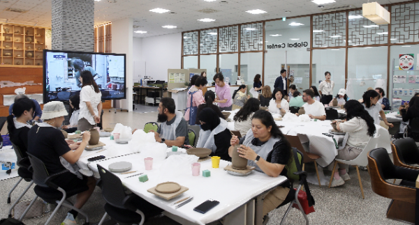 IFEZ 글로벌센터에서 정주 외국인을 대상으로 녹청자 도예 강좌를 펼치고 있다.