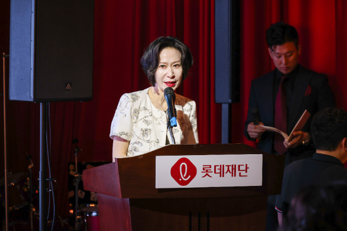 〈LOTTE ON PAGE〉에서 장혜선 이사장이 인사말을 하고 있다.