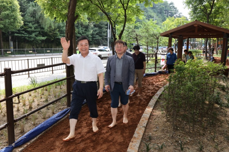 오전진달래공원 황톳길 개장