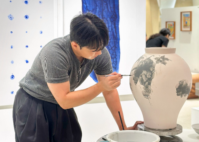 22일 오전, 경기도 성남시 분당구에 위치한 현대백화점 판교점 3층 ‘아티스트 10’ 전시에서 진환민 작가가 도자 예술 라이브 시연을 하고 있다.