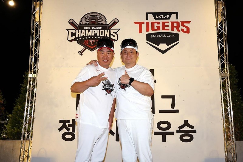 지난해 정규시즌 1위를 차지한 후 포즈를 취한 심대학 단장(오른쪽)과 이범호 감독