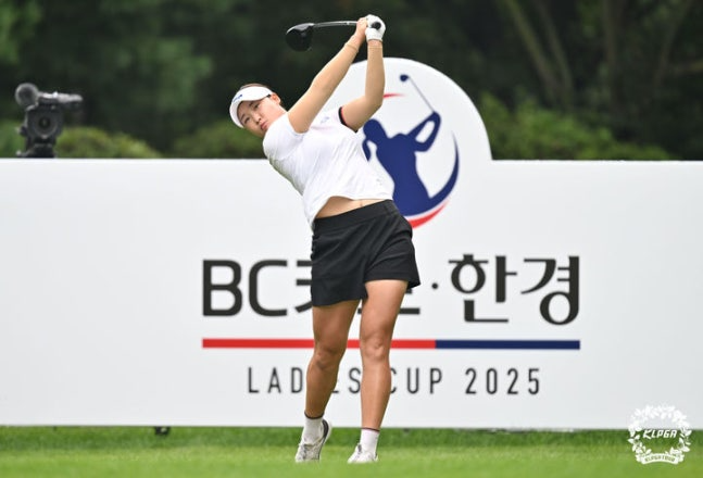 KLPGA 투어 BC카드·한경 레이디스컵 정상에 오른 김민솔. /KLPGA