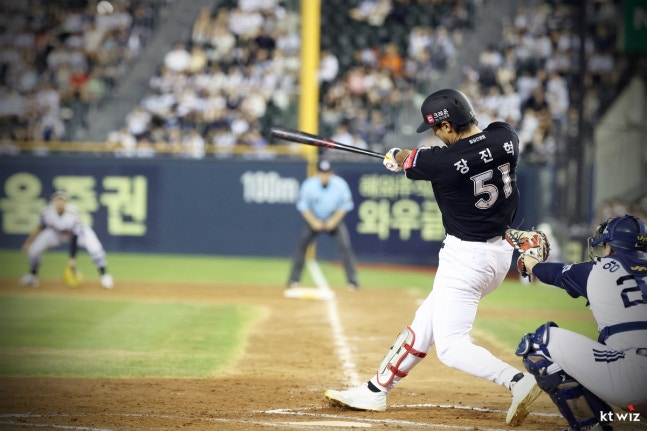 8회 대타 역전 3점 홈런을 터트린 kt 장진혁 / 사진=kt wiz 제공