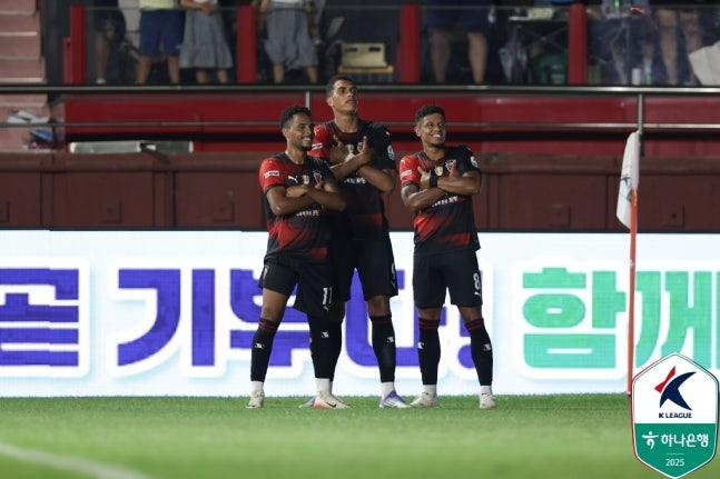 포항 조르지가 전북을 상대로 골을 터트린 뒤 동료들과 세리머니를 펼치고 있다. 사진 프로축구연맹