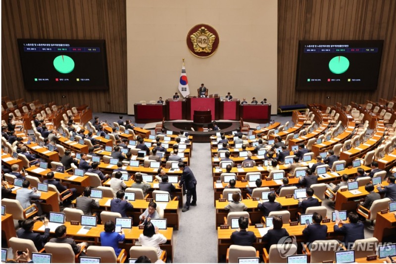 국회는 24일 본회의를 열어 더불어민주당 주도로 노란봉투법을 의결했다. 사진=연합뉴스