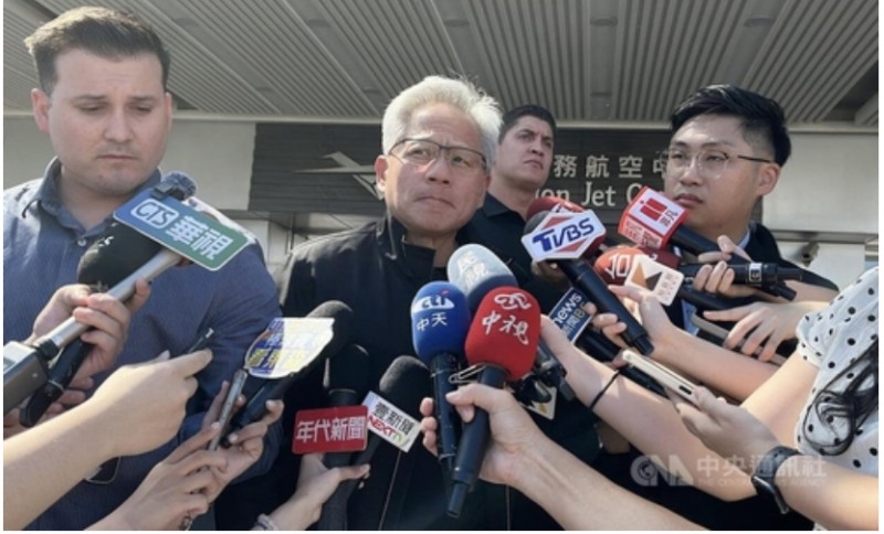 지난 주 대만을 방문한 젠슨 황 엔비디아 CEO는 대중 수출 전용칩인 H20을 대체하는 AI 칩 수출을 미국 정부와 협의하고 있다고 밝혔다. 사진=대만중앙통신