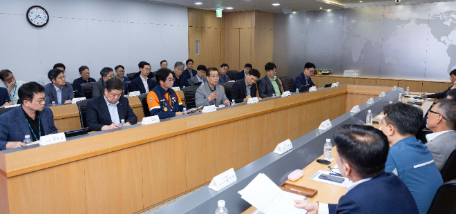 장인화 회장이 22일 포스코센터에서 열린 '그룹 안전 특별점검회의'에서 참석자들과 안전 혁신 방안에 대해 논의하고 있다.