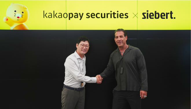 카카오페이증권 신호철 대표(왼쪽)과 시버트(Siebert Financial) 데이비드 제비아(David Gebbia) 수석임원(오른쪽)이 기념사진을 촬영하고 있다. ⓒ 카카오페이증권