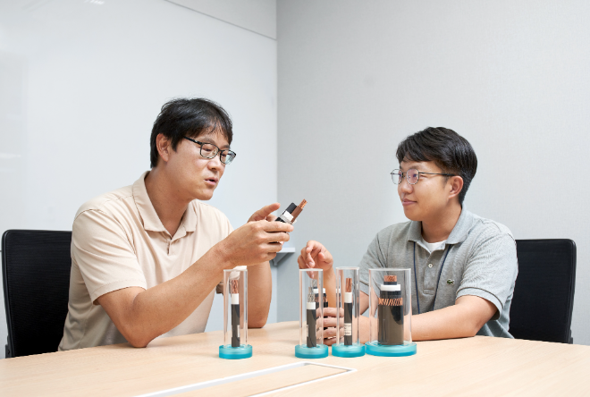 LS전선 직원들이 국내 최초로 개발한 AC·DC 겸용 PP 케이블에 대해 논의하고 있다. ⓒ LS전선