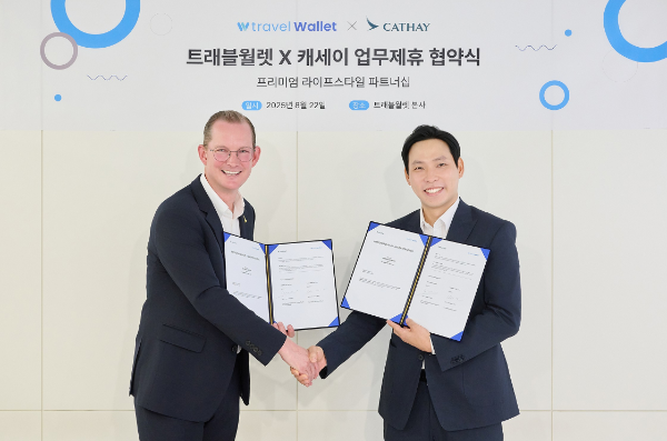 도널드 모리스 캐세이 한국 지사장(왼쪽)과 김형우 트래블월렛 대표(오른쪽).