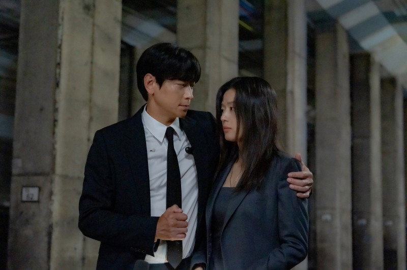 ‘북극성’ 전지현X강동원, 경계와 이끌림의 순간…‘시선의 시작’ 스틸 공개